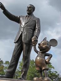 standbeeld mickey en walt disney